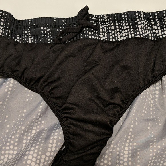 Danskin Now  Black and White Athletic Gym Running Shorts Size Large - Picture 6 of 6